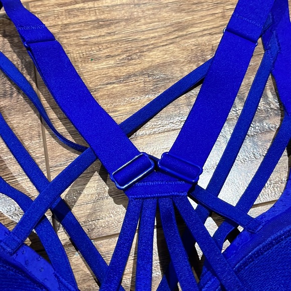 Victoria’s Secret Sport Royal blue strappy padded sports bra - Picture 9 of 10